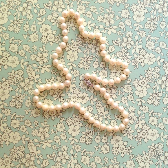 Beautiful Antique Pearl Necklace - Picture 2 of 2